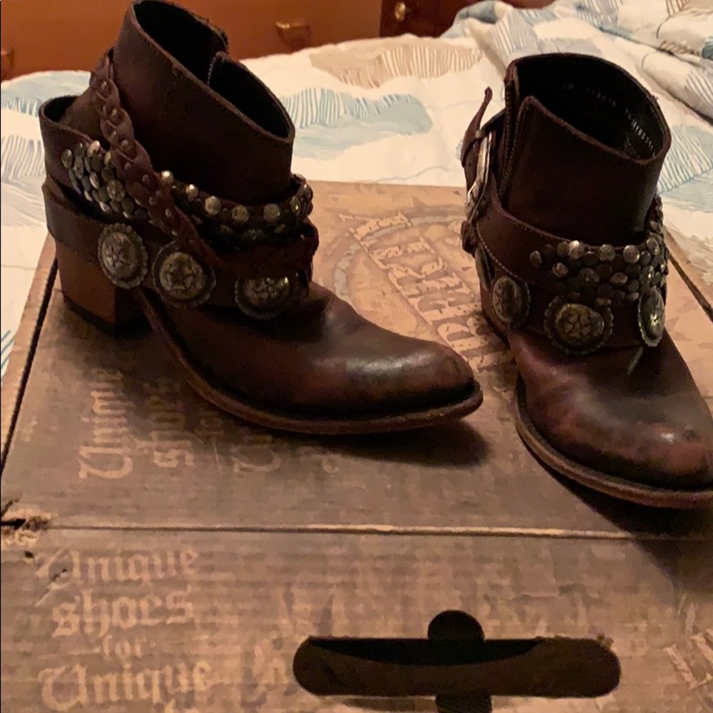 Super cute brown western style boots!